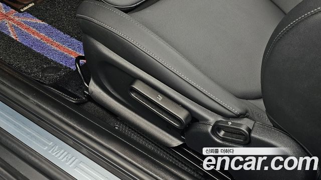 Mini Cooper Convertible 2024 — photo 29