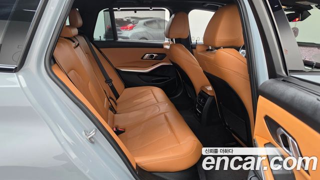 BMW 3-Series 2023 — photo 17