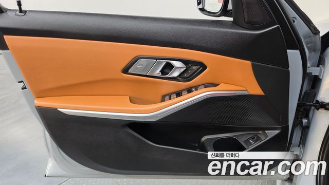 BMW 3-Series 2023 — photo 14
