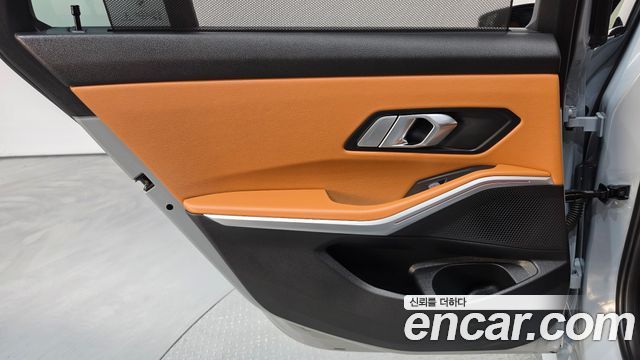 BMW 3-Series 2023 — photo 15