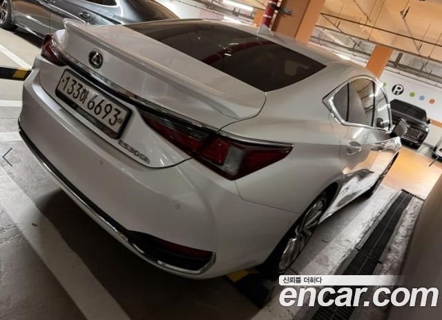 Lexus ES 2023 — photo 4