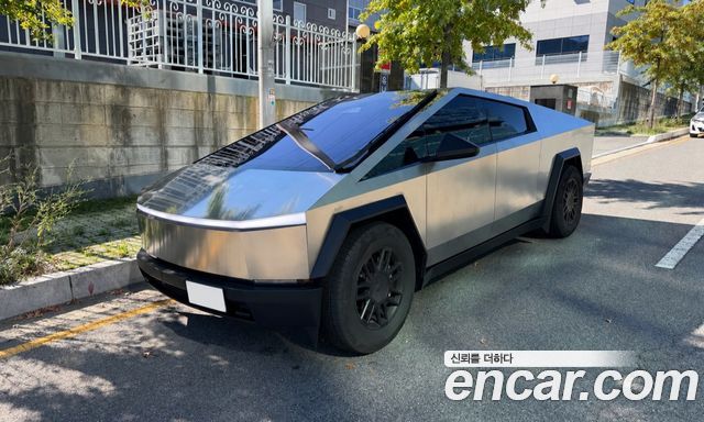 Tesla Cybertruck 2026 — photo 1