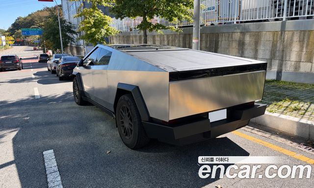 Tesla Cybertruck 2026 — photo 2