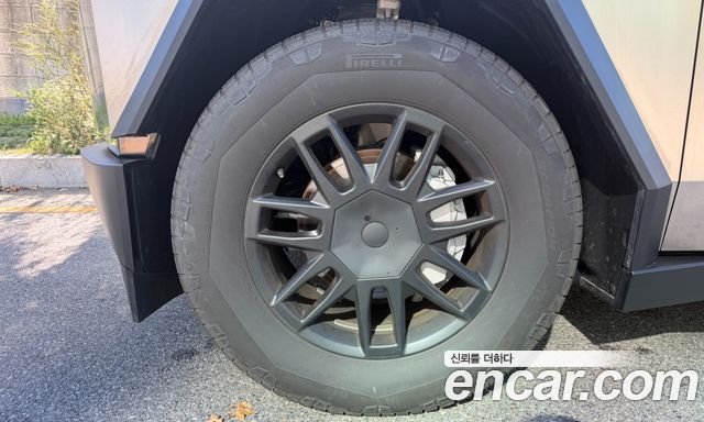 Tesla Cybertruck 2026 — photo 13