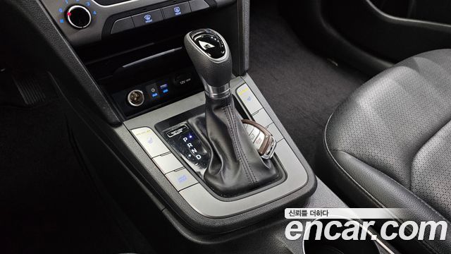 Hyundai AVANTE 2018 — photo 12