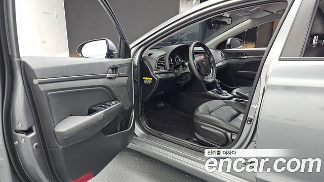 Hyundai AVANTE 2018 — photo 13
