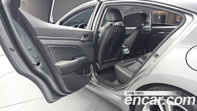 Hyundai AVANTE 2018 — photo 18