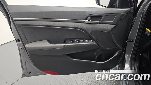 Hyundai AVANTE 2018 — photo 14
