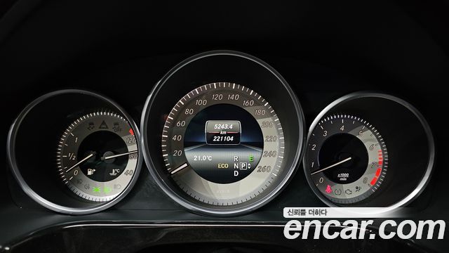 Mercedes-Benz E-Class 2014 — photo 11