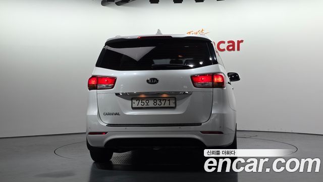 Kia Canival 2015 — photo 4