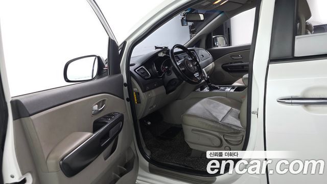 Kia Canival 2015 — photo 10