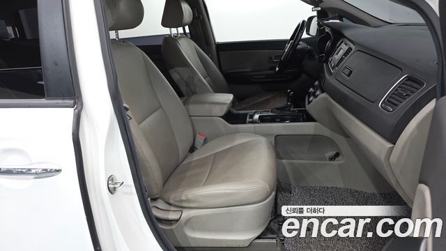 Kia Canival 2015 — photo 11