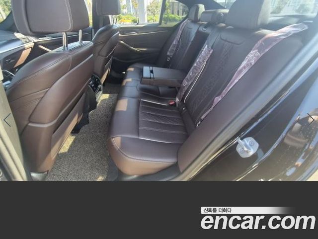 BMW 5-Series 2023 — photo 9