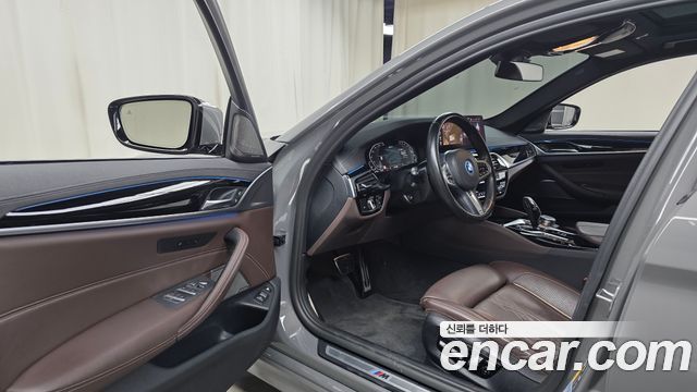 BMW 5-Series 2022 — photo 13