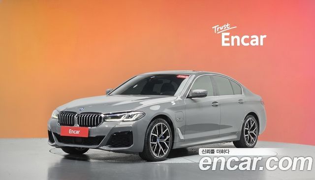 BMW 5-Series 2022 — photo 1