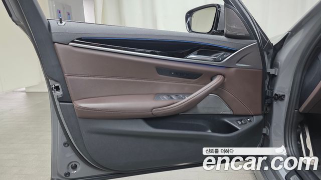 BMW 5-Series 2022 — photo 14