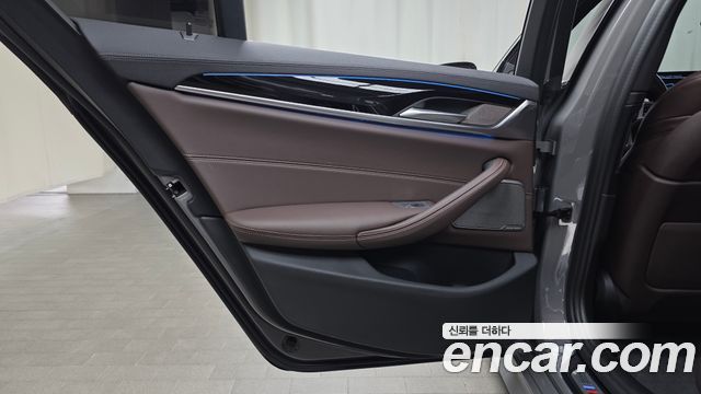BMW 5-Series 2022 — photo 15