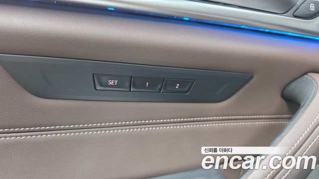 BMW 5-Series 2022 — photo 28