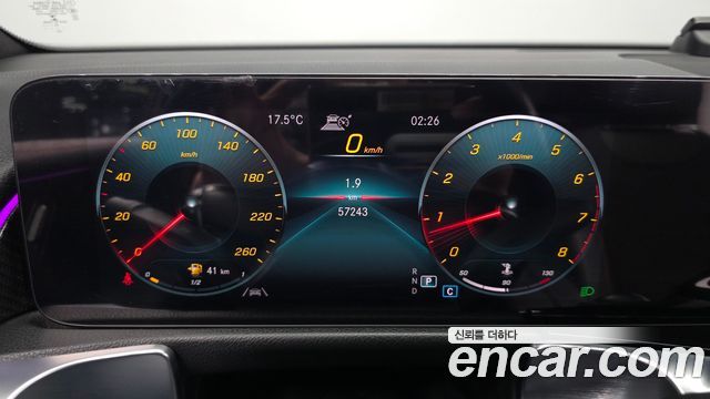 Mercedes-Benz GLB-Class 2021 — photo 11
