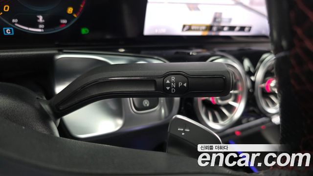 Mercedes-Benz GLB-Class 2021 — photo 12