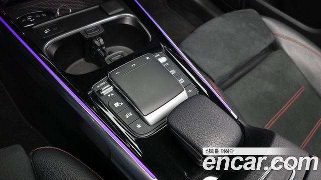 Mercedes-Benz GLB-Class 2021 — photo 25