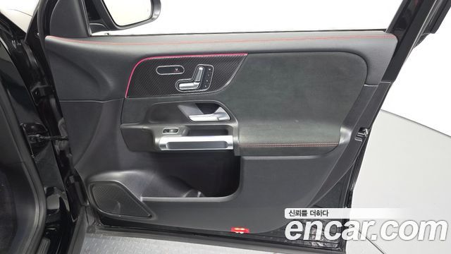 Mercedes-Benz GLB-Class 2021 — photo 14