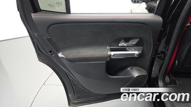 Mercedes-Benz GLB-Class 2021 — photo 15