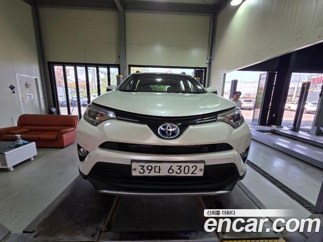 Toyota RAV4 2017 — photo 1