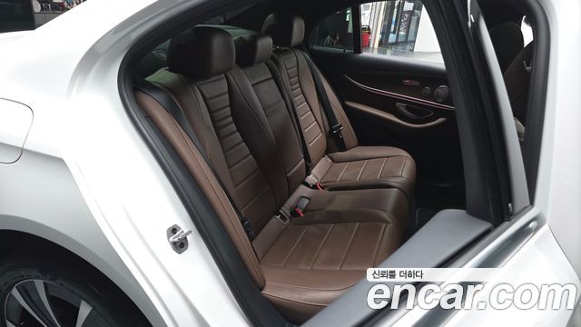Mercedes-Benz E-Class 2021 — photo 17
