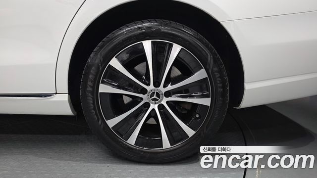 Mercedes-Benz E-Class 2021 — photo 7