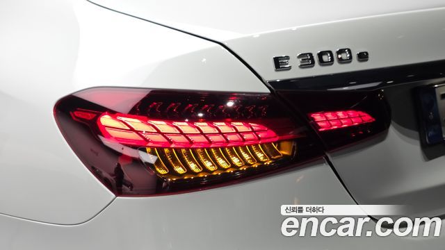 Mercedes-Benz E-Class 2021 — photo 9