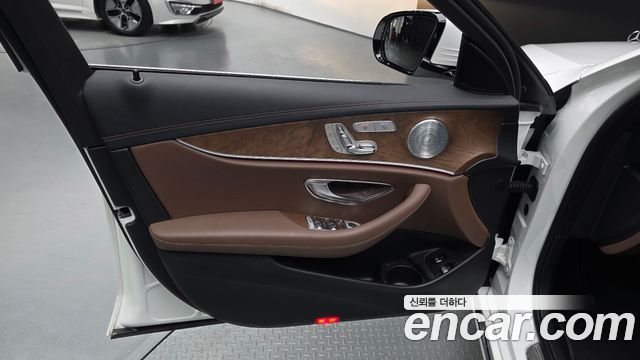 Mercedes-Benz E-Class 2021 — photo 14