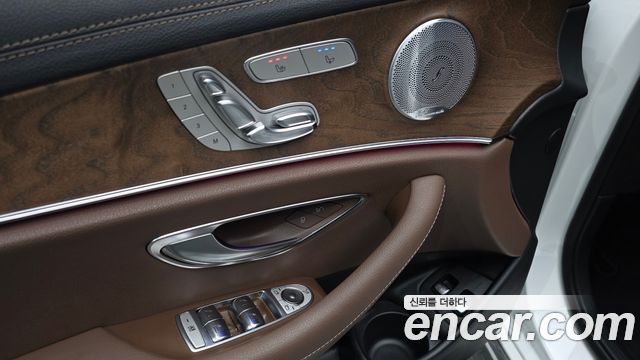 Mercedes-Benz E-Class 2021 — photo 29