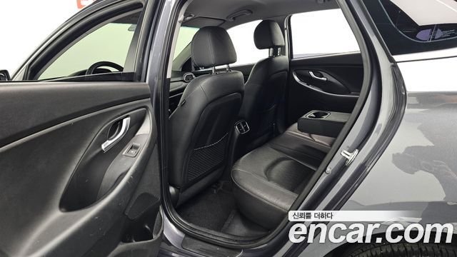 Hyundai i30 2017 — photo 16