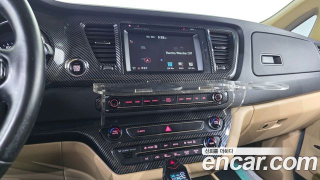 Kia Canival 2016 — photo 17