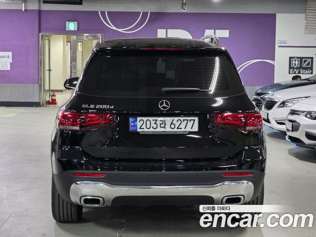 Mercedes-Benz GLB-Class 2023 — photo 4
