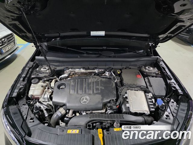 Mercedes-Benz GLB-Class 2023 — photo 6