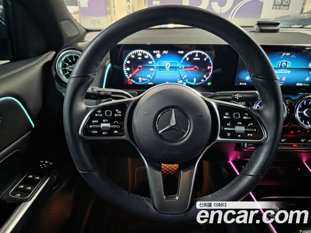 Mercedes-Benz GLB-Class 2023 — photo 8