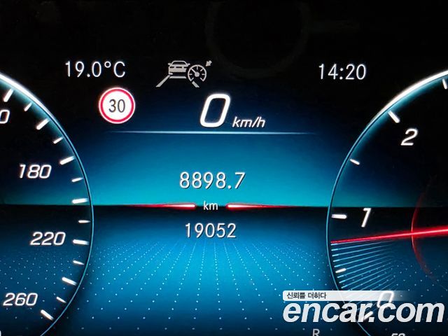 Mercedes-Benz GLB-Class 2023 — photo 9