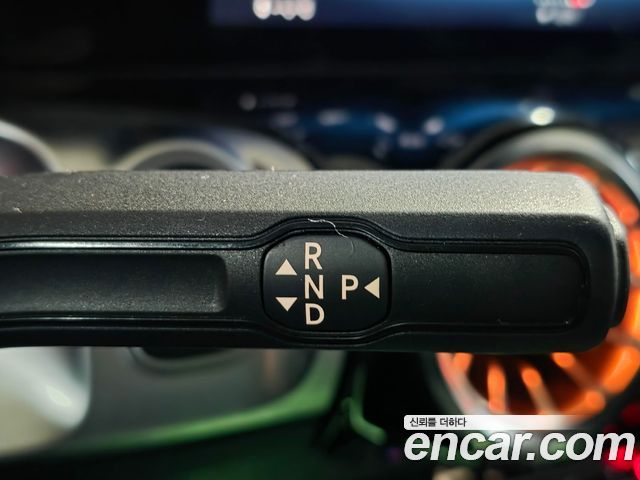 Mercedes-Benz GLB-Class 2023 — photo 10