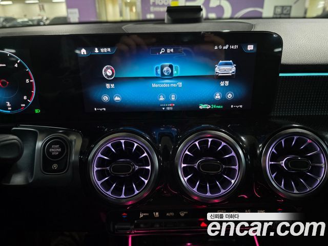 Mercedes-Benz GLB-Class 2023 — photo 13