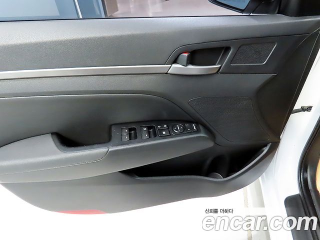 Hyundai AVANTE 2018 — photo 12