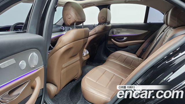 Mercedes-Benz E-Class 2017 — photo 18