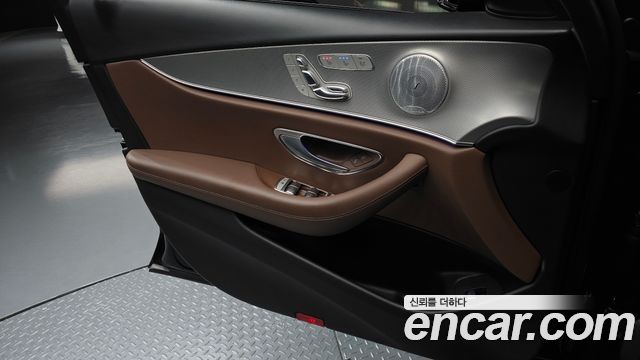Mercedes-Benz E-Class 2017 — photo 14