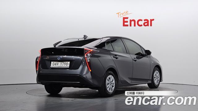 Toyota Prius 2017 — photo 2