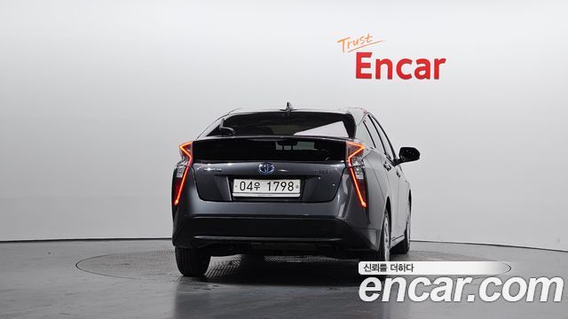 Toyota Prius 2017 — photo 4