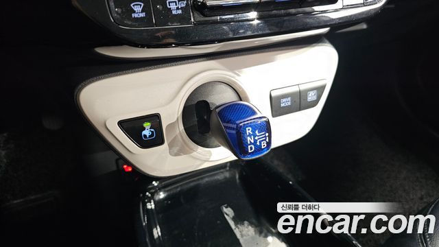 Toyota Prius 2017 — photo 9