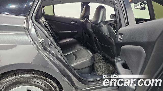 Toyota Prius 2017 — photo 11
