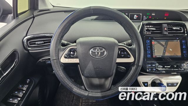 Toyota Prius 2017 — photo 16
