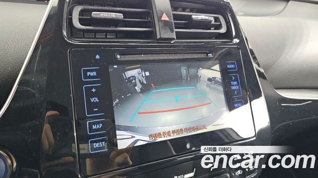 Toyota Prius 2017 — photo 17
